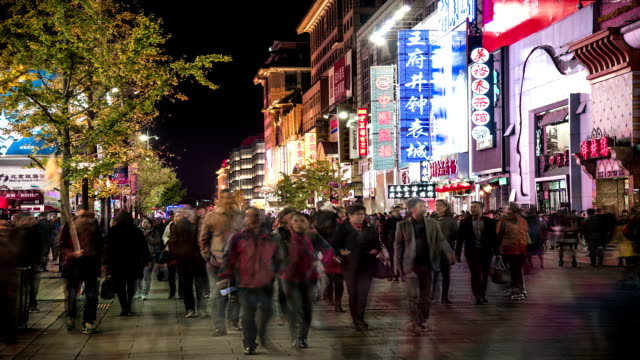 Beijing,-China-–-Nov-1,2014:-Der-geschäftigen-Einkaufsstraße-im-Wangfujing-Bereich-in-Peking,-China