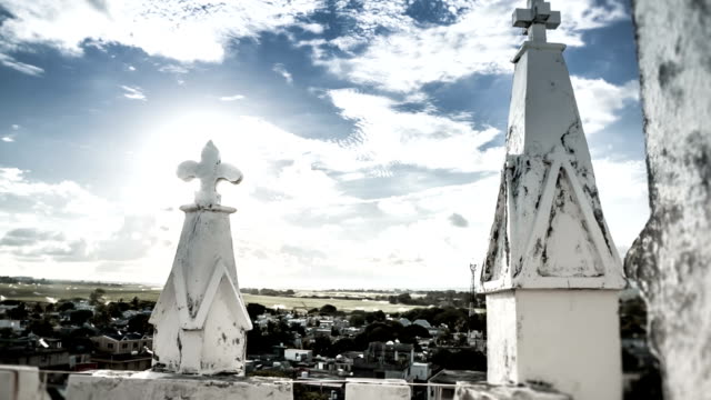 Kreuz-auf-Mauritius-Kirche-mit-sun-spiegelt