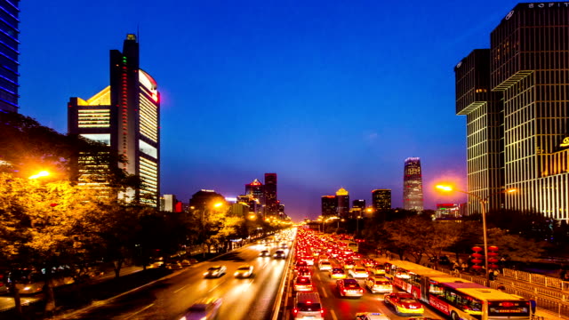 Beijing,-China---29-de-septiembre-de-2014:-Por-la-noche,-el-transporte-en-Guomao-Changan-Avenue,-cerca-del-distrito-financiero,-Beijing,-China