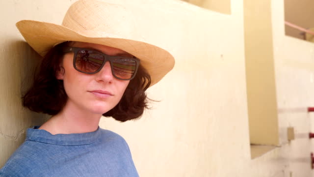 Mujer-con-sombrero-y-gafas-de-sol-en-la-carrera-de-caballos