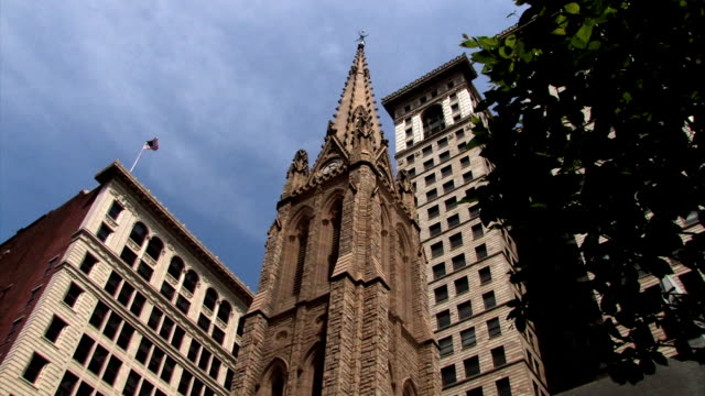 Edificio-alto-de-la-ciudad-de-Pittsburgh-y-la-iglesia