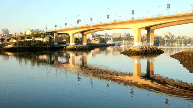 Puente-Cambie,-amanecer-reflexión,-Vancouver