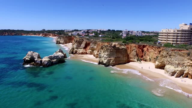 Luftaufnahme-von-Praia-da-Rocha-der-Algarve,-Portugal