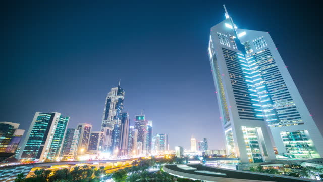 Por-la-noche,-lapso-de-tiempo-de-towers,-dubai,-Emiratos-Árabes-Unidos