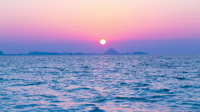 Sonnenuntergang-am-Meer,-Zeitraffer-von-dubai-Stadt