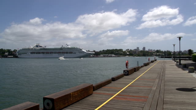 Großes-Schiff-im-Hafen-liegt-in-der-Nähe-des-ANZAC-Bridge-in-Sydney