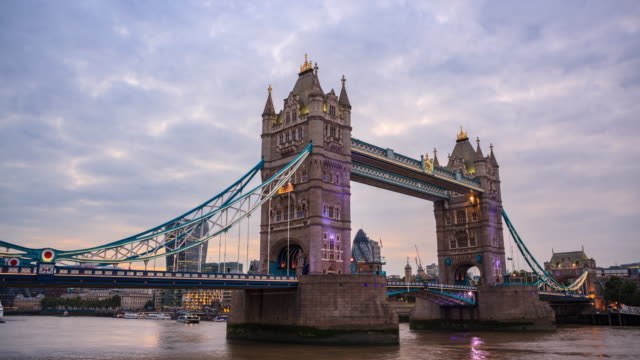 Tower-Bridge-en-Londres,-día-a-la-noche,-time-lapse