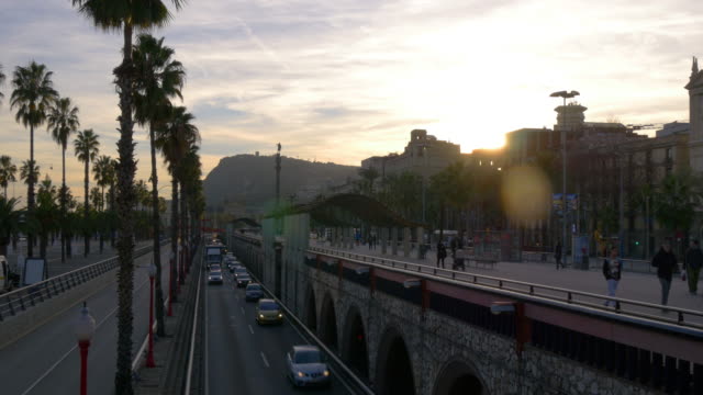 Tráfico-de-calle-de-la-bahía-al-atardecer-barcelona-panorama-4-k,-España