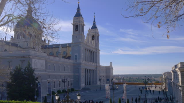 Spanien-sonnigen-Tag-madrid-Stadt-almudena-Kathedrale-Panoramablick-4-K