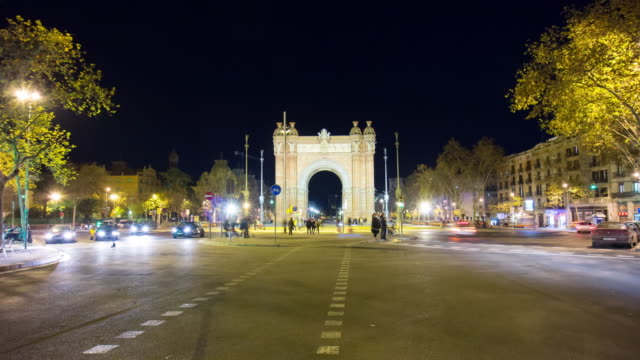 Barcelona-luz-de-noche-arco-del-triunfo-rotonda-4-K-lapso-de-tiempo-de-España