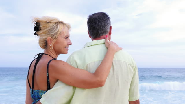 Acercamiento-de-una-pareja-de-ancianos-en-la-playa-con-sus-brazos-en-sí-y-se-Cariñoso