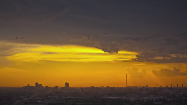 RUSIA.-MOSCÚ-DE-2014-:-TL-coloridos-puesta-de-sol-sobre-el-paisaje-urbano