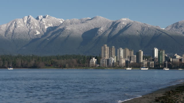 Torres-de-Vancouver,-montaña-nieve,-Kitsilano-4-K