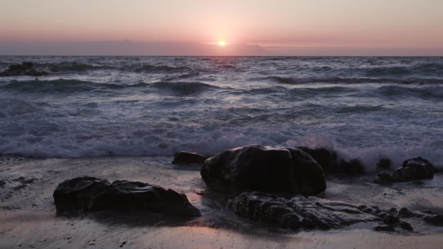 Ocean-waves-crashing-on-seashore-rocks,-Ciudad-del-Cabo,-Sudáfrica