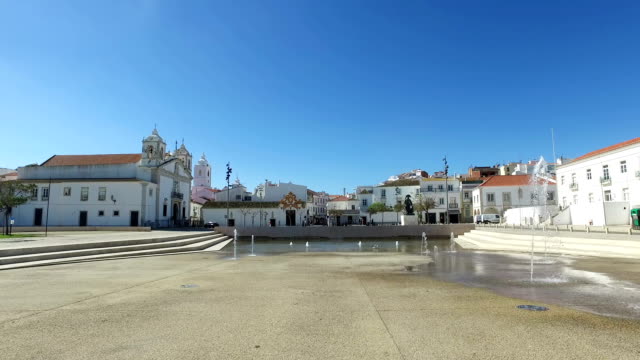 Malerische-Stadt-von-Lagos-mit-der-Maria-Kirche-in-Portugal