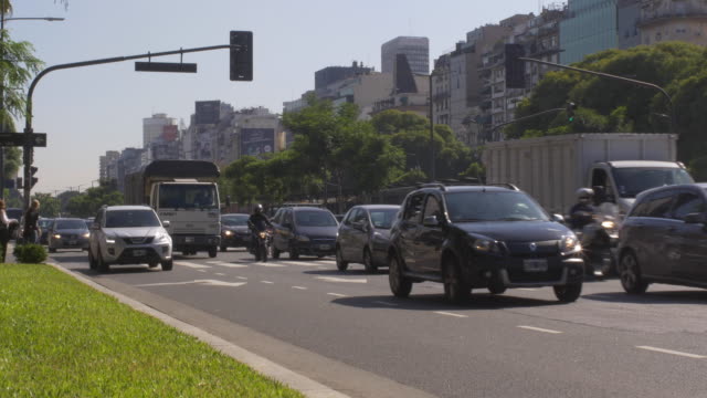 Traffic-motion-in-Downtown-Buenos-Aires