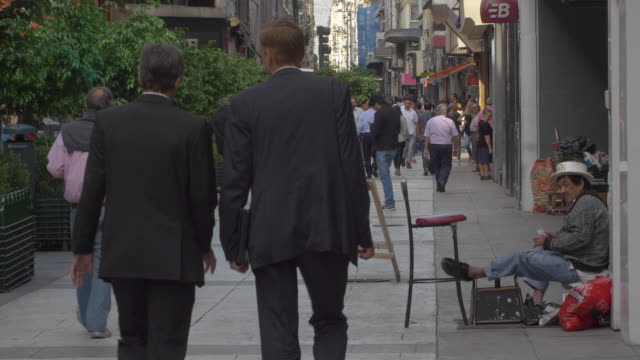 Gente-caminando-valle-del-centro-de-la-ciudad-de-La-Florida,-hotel-en-Buenos-Aires