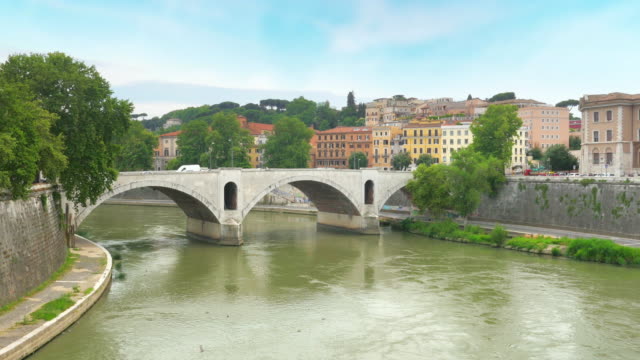 Traditionelle-wohnungen-auf-Fluss-Tiber-in-Rom,-Italien