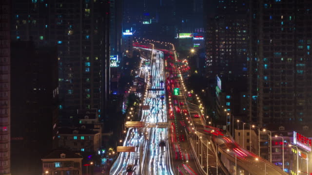carretera-principal-de-tráfico-ligero-de-noche-4-tiempo-k-lapso-desde-la-ciudad-de-shanghai