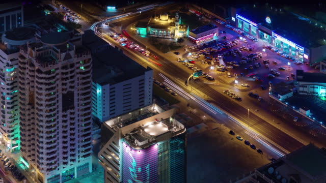 Dubai-Nachtbeleuchtung-Parkplatz-Verkehr-Straße-Dach-Draufsicht-4-k-Zeit-hinfällig,-Vereinigte-Arabische-Emirate