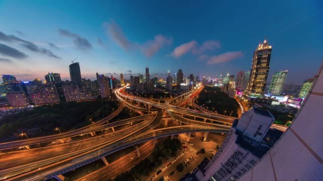 Sonnenuntergang-Nacht-China-shanghai-Verkehr-Straße-Kreuzung-Dach-Top-Panorama-4k-Zeitraffer