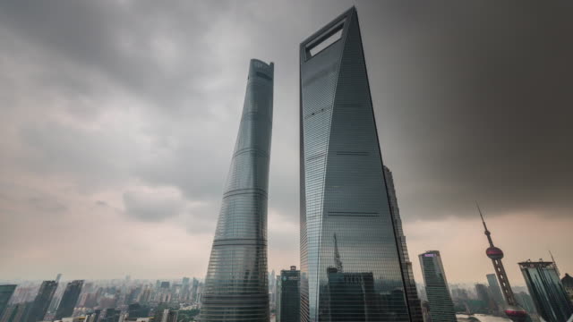China-Sturm-Himmel-shanghai-berühmten-Wolkenkratzer-der-Innenstadt-Panorama-4k-Zeitraffer