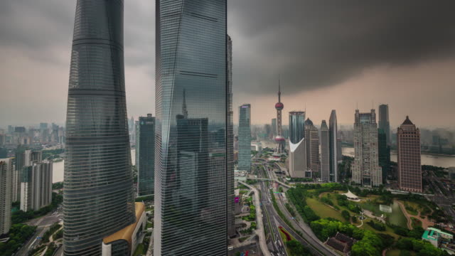 China-shanghai-Stadtbild-Verkehr-Straße-Sturm-Himmel-berühmte-Gebäude-Panorama-4k-Zeitraffer