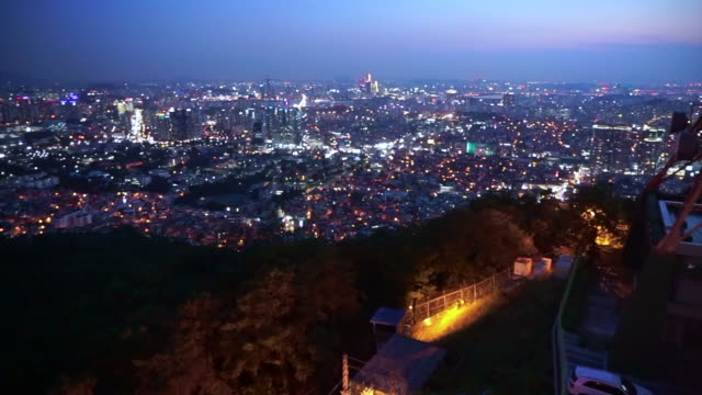 Vista-de-noche-hermosa-de-la-ciudad-desde-la-montaña-Namsan-de-Seúl,-Corea