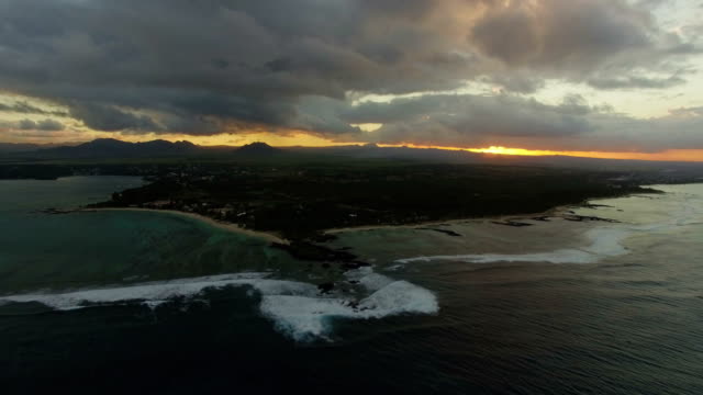 Antenne-Szene-der-Insel-Mauritius-bei-Sonnenuntergang