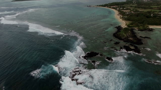 Blick-auf-den-Ozean-und-Mauritius-Landschaft,-Antenne-gedreht