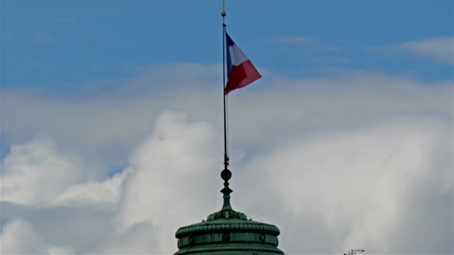 Die-rot-weiß-blaue-Flagge-Frankreichs-winkt