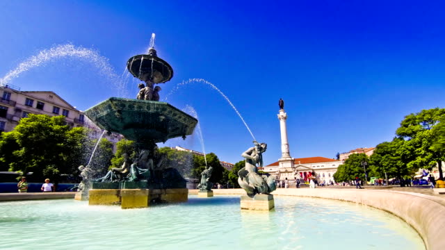 Fuente-barroca-en-la-Plaza-de-Rossio-en-Lisboa,-Portugal