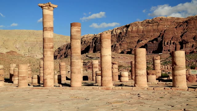 Columnas-del-gran-templo-de-Petra,-Jordania