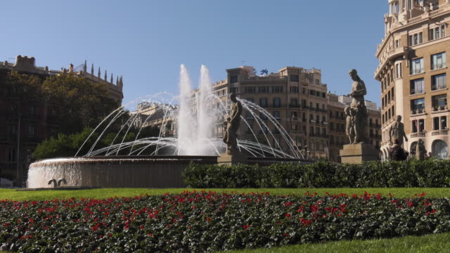 Brunnen-und-Statuen-In-Placa-Plaza-Catalunya-Barcelona-Spanien