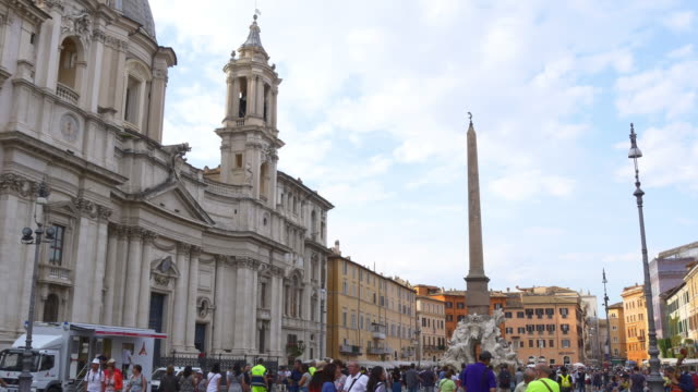 italy-summer-day-sant'agnese-in-piazza-navona-crowded-panorama-4k