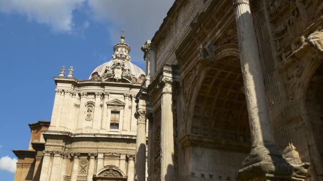 italy-rome-day-time-roman-forum-arch-of-septimius-severus-blue-sky-walking-view-4k