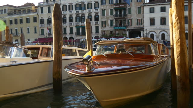 Italia-Venecia-ciudad-famosa-puesta-del-sol-barco-luz-taxi-parking-Bahía-panorama-4k