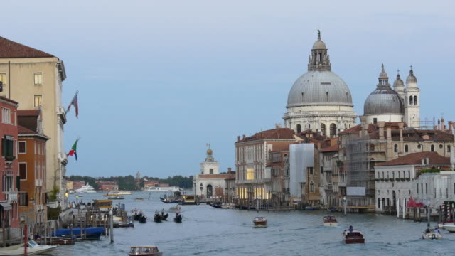 Italia-atardecer-grand-canal-santa-María-Catedral-de-della-salute-Venecia-panorama-4k