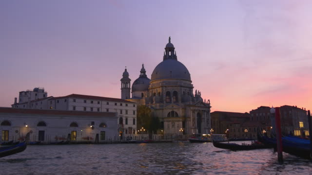 Italien-Sonnenuntergang-Zeit-Venedig-Santa-Maria-della-Salute-Basilika-Canal-grande-Panorama-4k