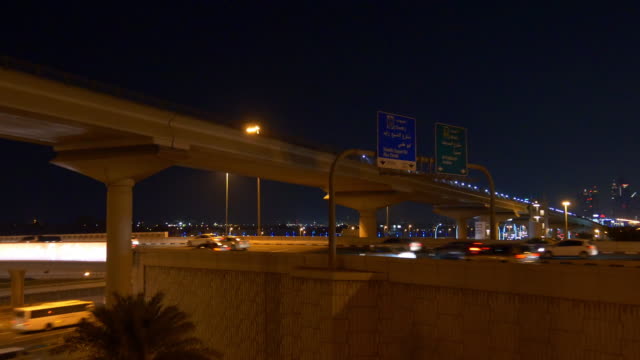 Dubai-Scheich-Zayed-Verkehr-Straße-Kreuzung-Nacht-Panorama-4k-Vereinigte-Arabische-Emirate