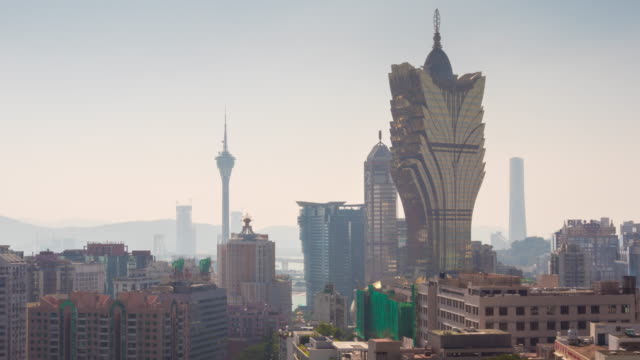 China-Sommer-Tag-Macau-berühmten-Hotel-Turm-Stadtbild-auf-dem-Dach-Panorama-4k-Zeitraffer