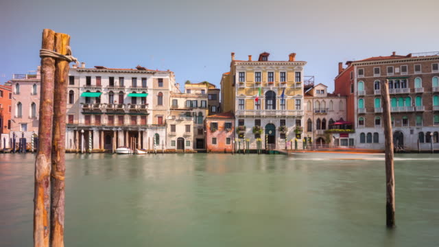 Italien-Sommer-Tag-Rialto-Mercato-Bucht-Kanal-Panorama-4-k-Zeit-verfallen-Stadt-Venedig