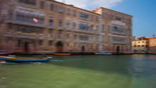 Italia-día-soleado-Venecia-ciudad-famoso-gran-canal-ferry-road-viaje-ciudad-lado-panorama-4k-lapso-de-tiempo