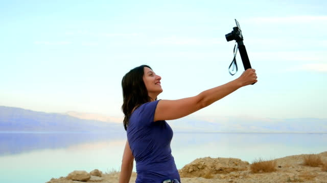 Mujer-pelo-largo-morena-toma-selfie-en-montañas