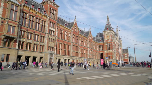 Un-palacio-rojo-en-las-calles-de-Amsterdam