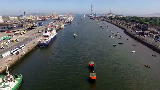 Schiffe-im-Hafen-von-Dublin