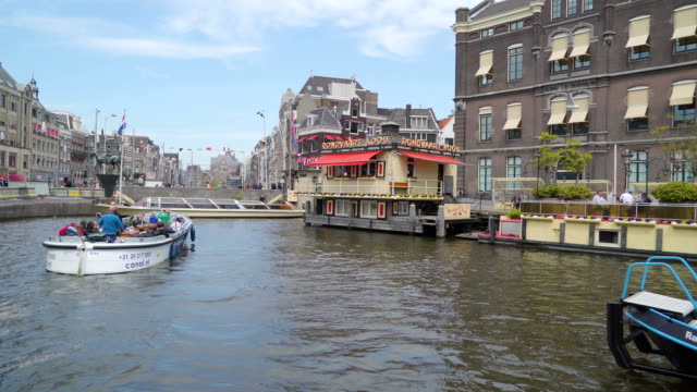 Die-zwei-großen-Boote-kreuzen-auf-dem-großen-Kanal-in-Amsterdam