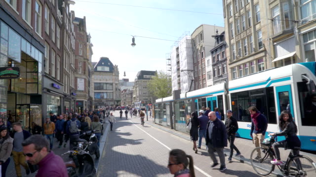 Der-viel-beschäftigte-Leute-auf-den-Straßen-in-Amsterdam