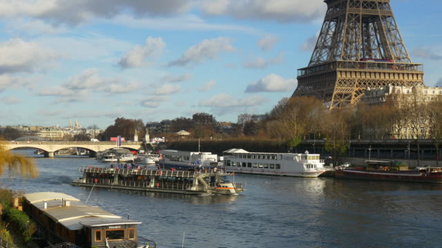 día-soleado-de-Francia-París-Ciudad-famoso-eiffel-torre-Sena-río-barco-tráfico-panorama-4k
