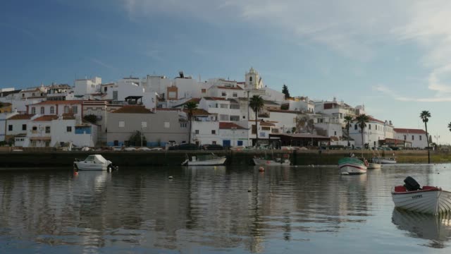 Panorama-über-ein-Boot-in-Ferragudo,-Portugal